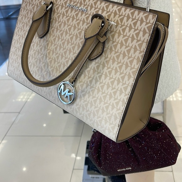 Michael Kors Sheila Medium Ombré Signature Logo Satchel
Husk
NWT - Picture 16 of 16